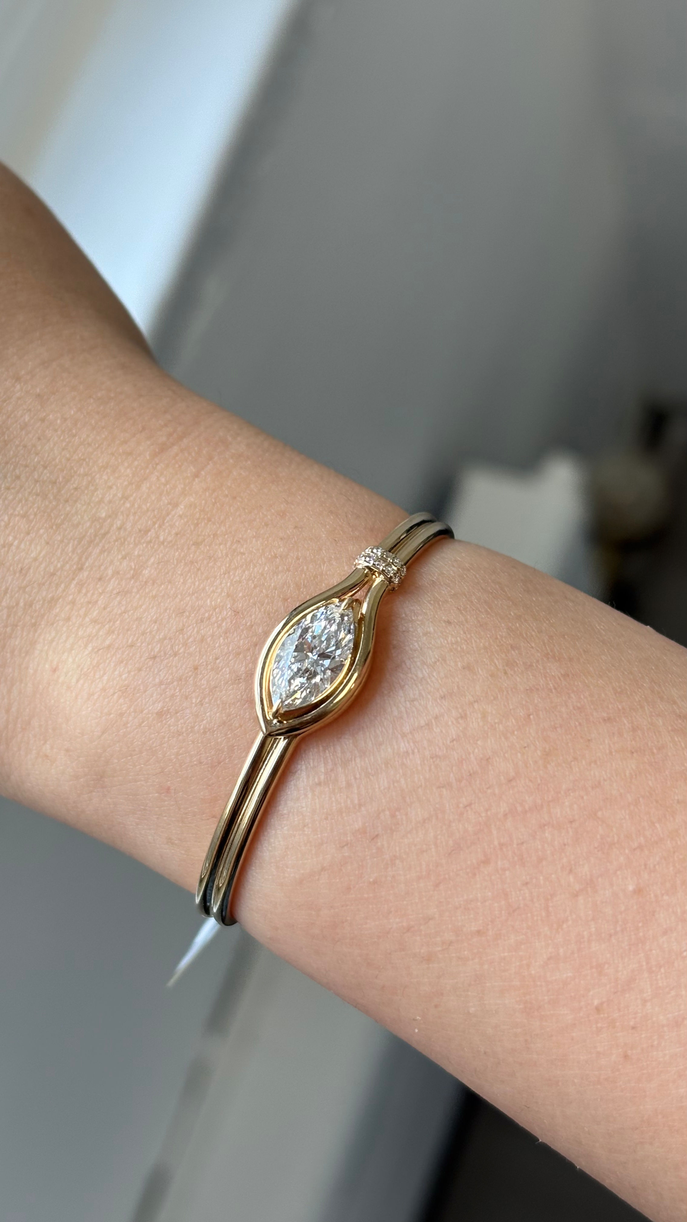 Bangle Bracelet, 14K Yellow Gold, stock BAN00004