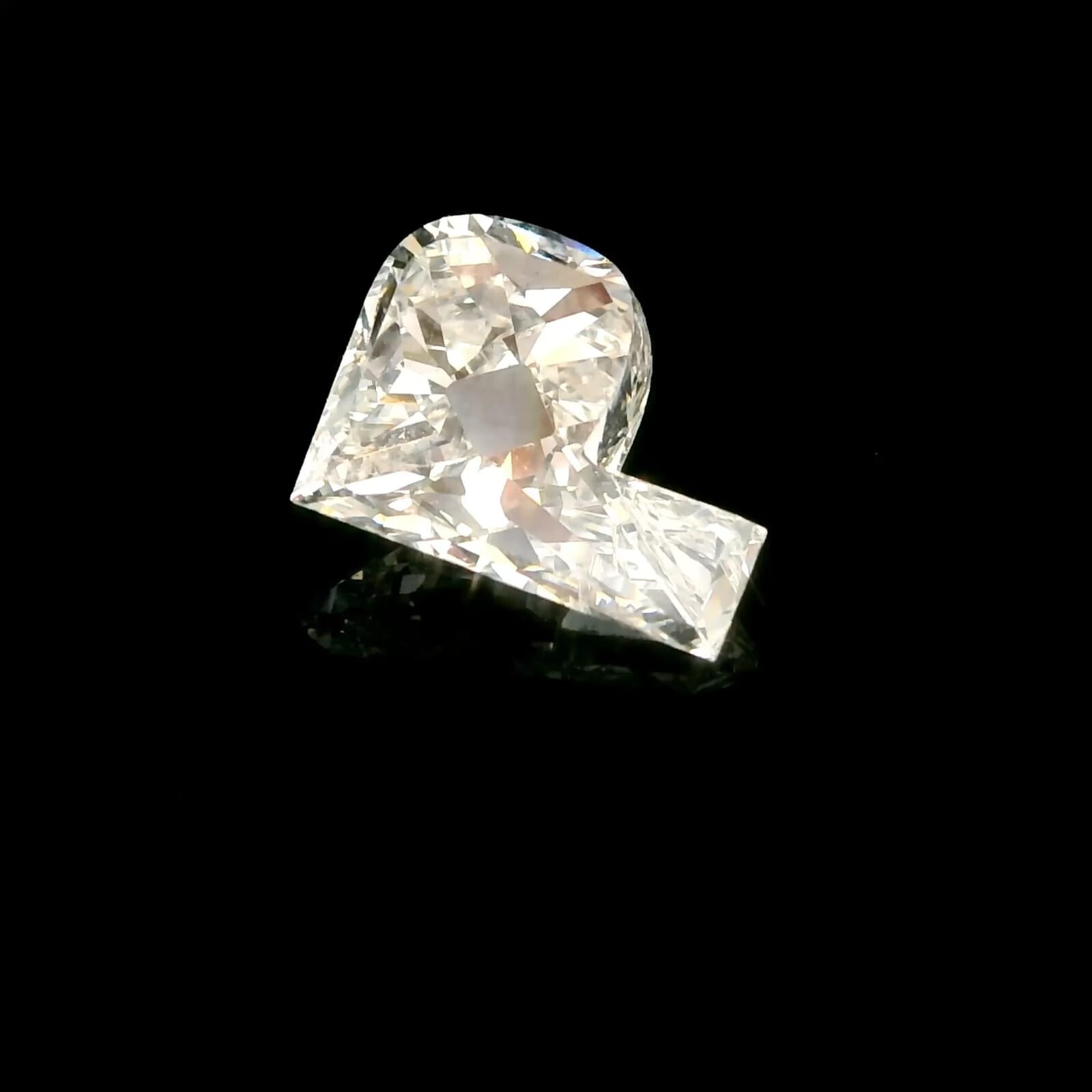 Matched pair of Alphabets lab grown diamonds, 9.20 × 7.00 mm, E VVS2, 1.95ct total