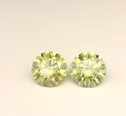 Matched pair of Round lab grown diamonds, 7.60 × 7.60 mm, Fancy Vivid Green VVS2, 3.28ct total