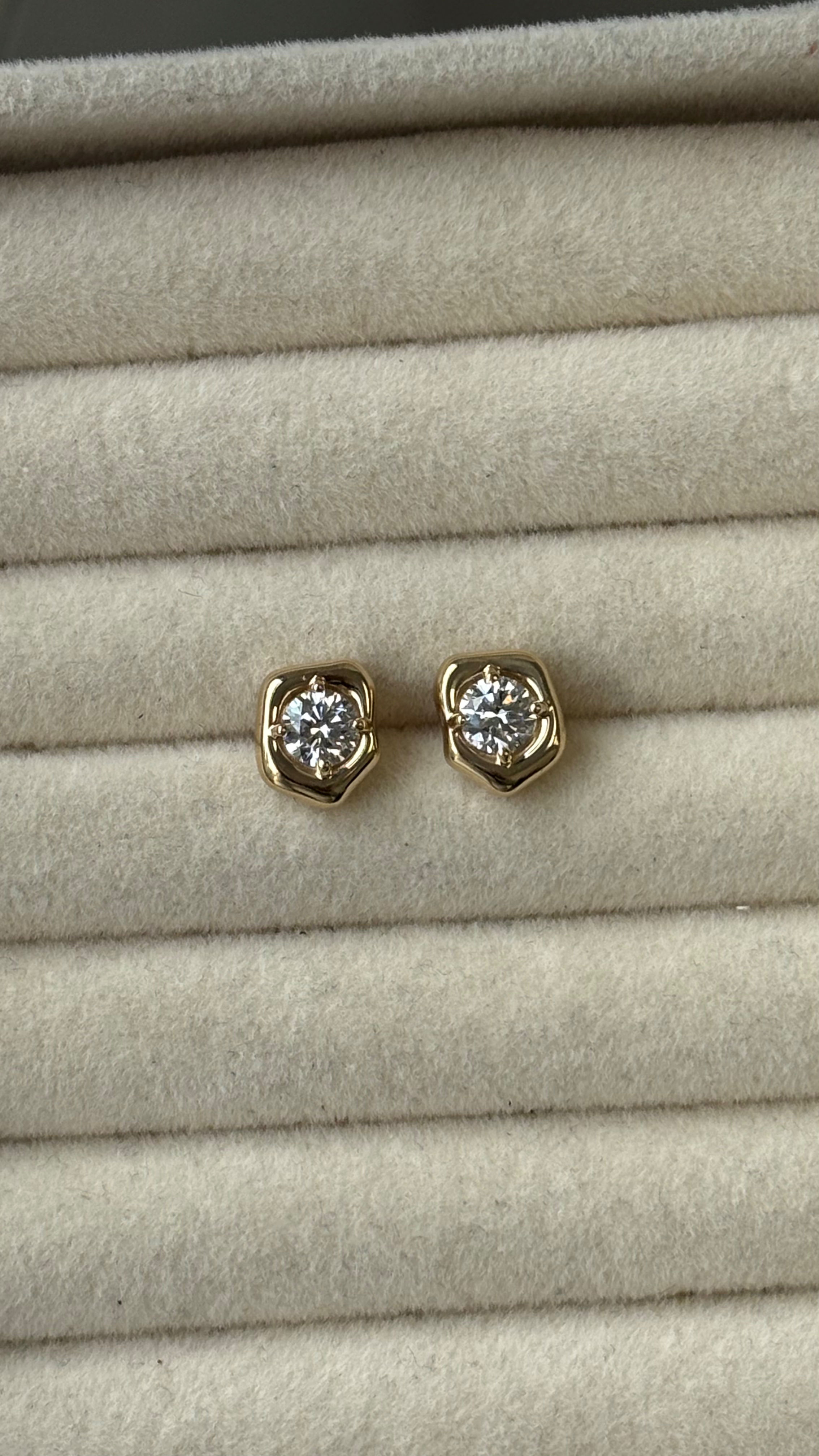 Stud Earrings, 14K Yellow Gold, stock Ear00131